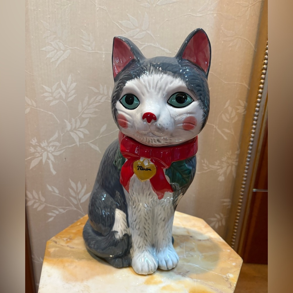 Anthropologie ♥️Peluche 🐱 Darling Cat Ceramic Cookie Jar with Red Bow